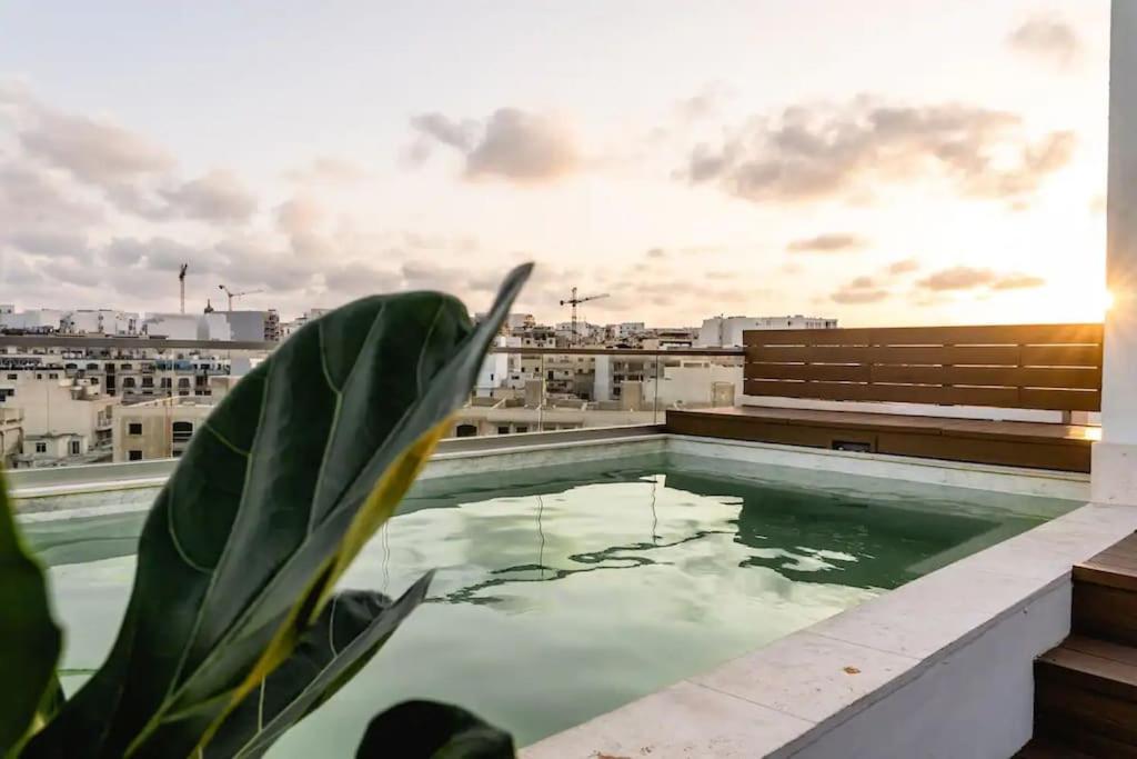 Luxurious & Stylish Penthouse With Private Pool Apartment Msida Luaran gambar