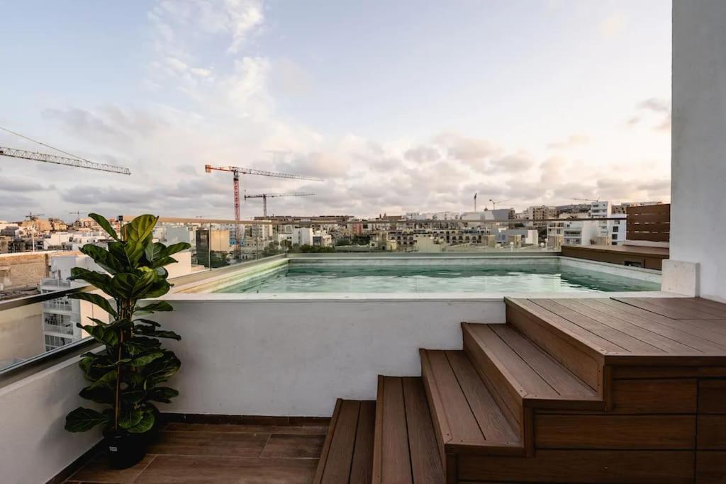 Luxurious & Stylish Penthouse With Private Pool Apartment Msida Luaran gambar